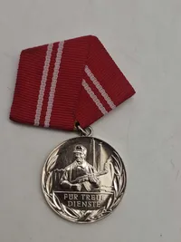Samling Medaille für treue Dienste in der Nationalen Volksarmee" (Medalje for tro tjeneste i Nationale Volksarmee) fra Østtyskland (DDR).