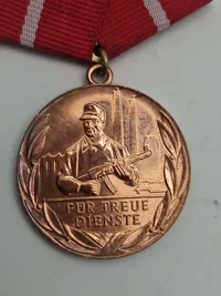 Samling Medaille für treue Dienste in der Nationalen Volksarmee" (Medalje for tro tjeneste i Nationale Volksarmee) fra Østtyskland (DDR).