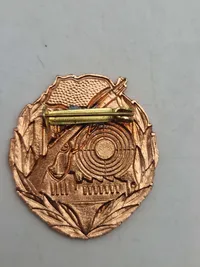 Skydemærker -Kampfgruppen der Arbeiterklasse (Kampfgrupperne af Arbejderklassen) i DDR (Østtyskland).