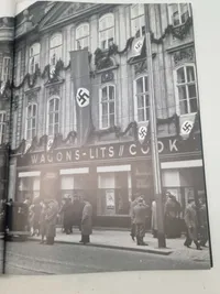 Prague
IN THE SHADOW OF THE SWASTIKA
A HISTORY OF THE GERMAN OCCUPATION 1939-1945