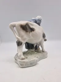 Royal Copenhagen figur kaldet "Pige med Kalv", modelnummer 779.