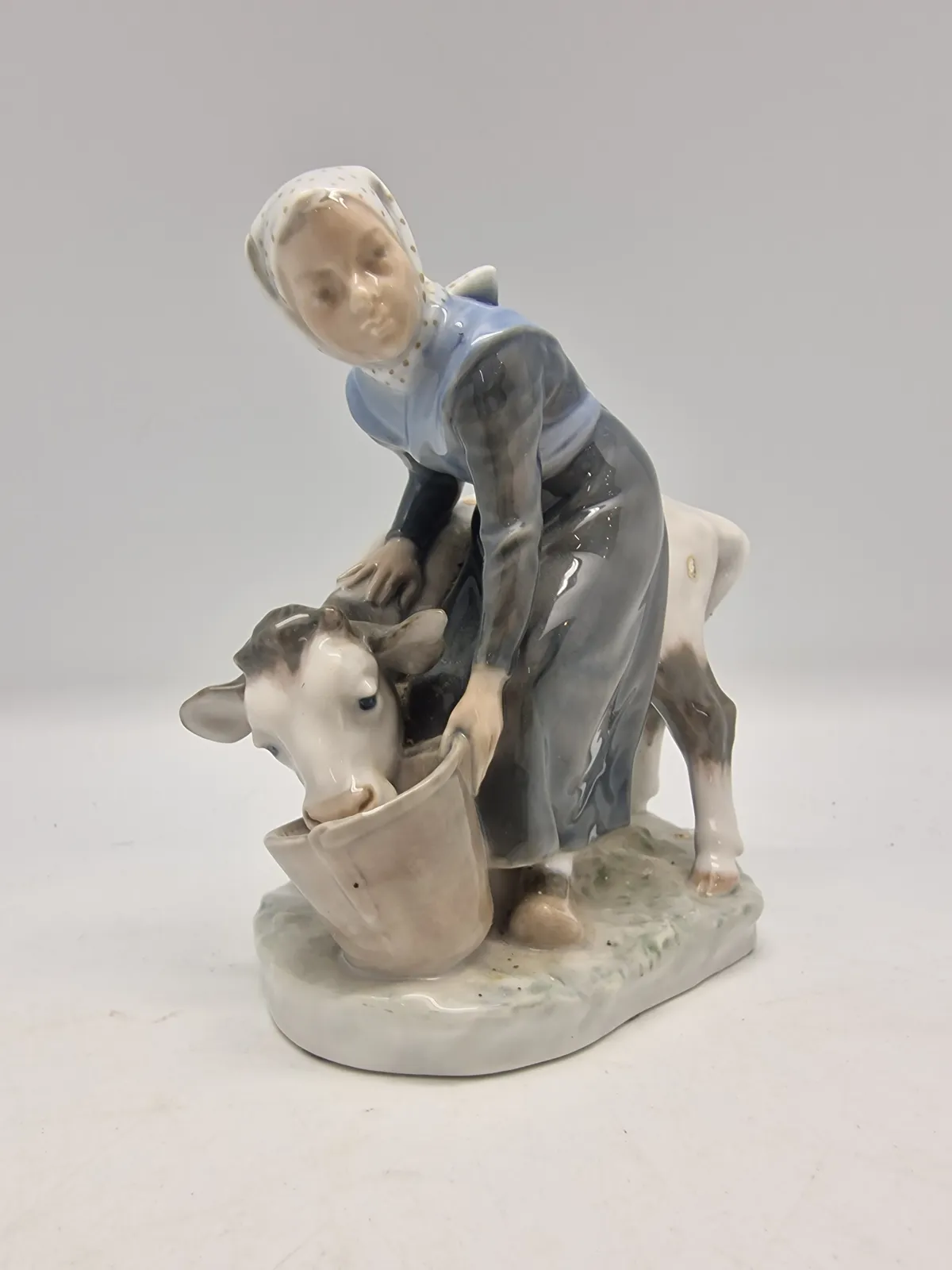 Royal Copenhagen figur kaldet "Pige med Kalv", modelnummer 779.
