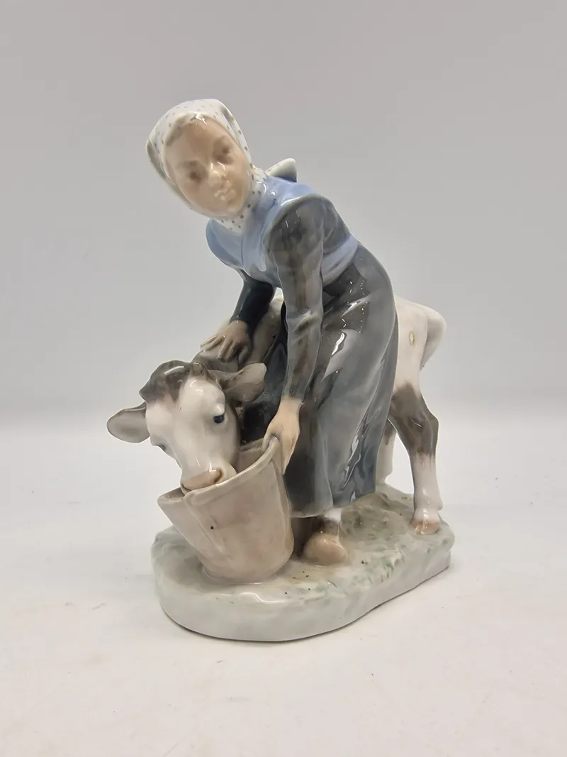Royal Copenhagen figur kaldet "Pige med Kalv", modelnummer 779.