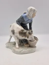 Royal Copenhagen figur kaldet "Pige med Kalv", modelnummer 779.