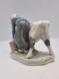 Royal Copenhagen figur kaldet "Pige med Kalv", modelnummer 779.