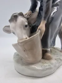 Royal Copenhagen figur kaldet "Pige med Kalv", modelnummer 779.