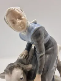 Royal Copenhagen figur kaldet "Pige med Kalv", modelnummer 779.