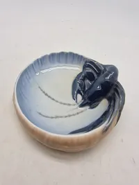 keramisk skål fra Royal Copenhagen med et hummer-motiv (Erik Nielsen)