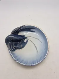 keramisk skål fra Royal Copenhagen med et hummer-motiv (Erik Nielsen)