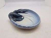 keramisk skål fra Royal Copenhagen med et hummer-motiv (Erik Nielsen)