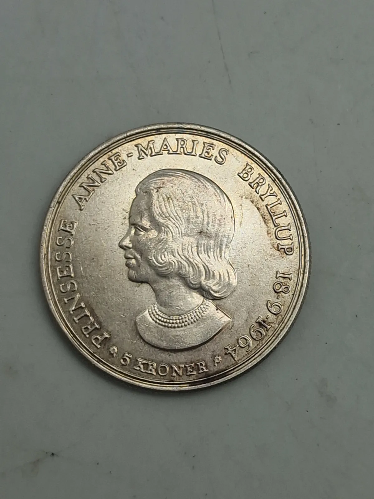5-kroners erindringsmønt fra 1964, der blev udgivet i anledning af Prinsesse Anne-Maries bryllup.