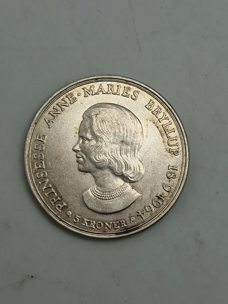 5-kroners erindringsmønt fra 1964, der blev udgivet i anledning af Prinsesse Anne-Maries bryllup.