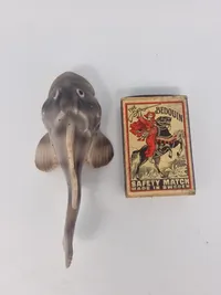 porcelænsfigur af en ulk, fremstillet af Bing & Grøndahl, nummer 2144.