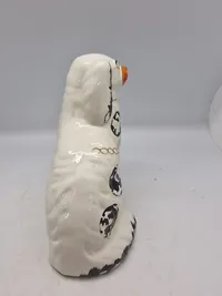 Originale figurer af en Staffordshire Bull Terrier, også kendt som en "Staffy