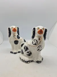 Originale figurer af en Staffordshire Bull Terrier, også kendt som en "Staffy