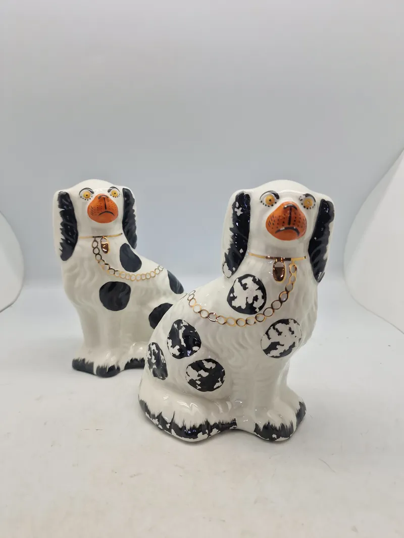 Originale figurer af en Staffordshire Bull Terrier, også kendt som en "Staffy