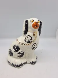 Originale figurer af en Staffordshire Bull Terrier, også kendt som en "Staffy