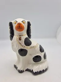 Originale figurer af en Staffordshire Bull Terrier, også kendt som en "Staffy