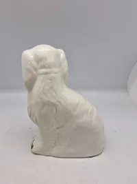 Originale figurer af en Staffordshire Bull Terrier, også kendt som en "Staffy