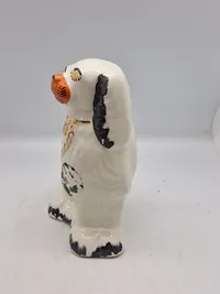 Originale figurer af en Staffordshire Bull Terrier, også kendt som en "Staffy