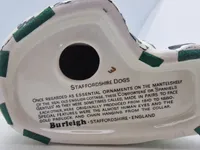 Originale figurer af en Staffordshire Bull Terrier, også kendt som en "Staffy
