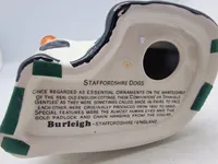 Originale figurer af en Staffordshire Bull Terrier, også kendt som en "Staffy