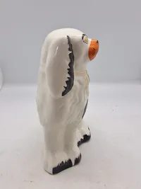 Originale figurer af en Staffordshire Bull Terrier, også kendt som en "Staffy