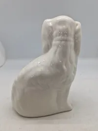Originale figurer af en Staffordshire Bull Terrier, også kendt som en "Staffy