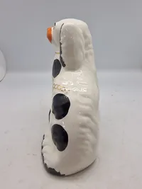 Originale figurer af en Staffordshire Bull Terrier, også kendt som en "Staffy