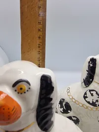 Originale figurer af en Staffordshire Bull Terrier, også kendt som en "Staffy