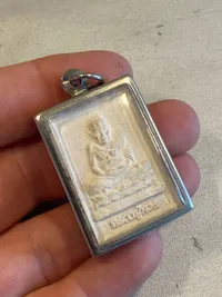 Religiøst vedhæng med motiv af Buddha