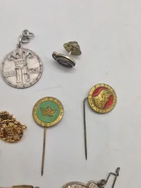 Pins og div.