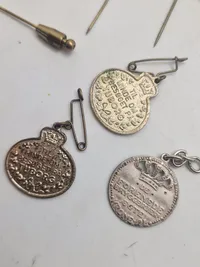 Pins og div.