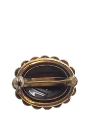 Bronhe i 14 Karat guld  med perle, nålen er ikke guld. 5,94 gram hele brochen er ikke stemplet ( er syre testet )