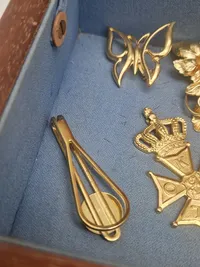 Smykkeskrin med smykker bla. forgyldt ligther og lommeur