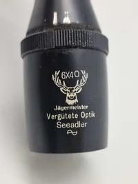 kikkert af mærket Jägermeister med teksten "Vergütete Optik Seeadler", skarp i optik