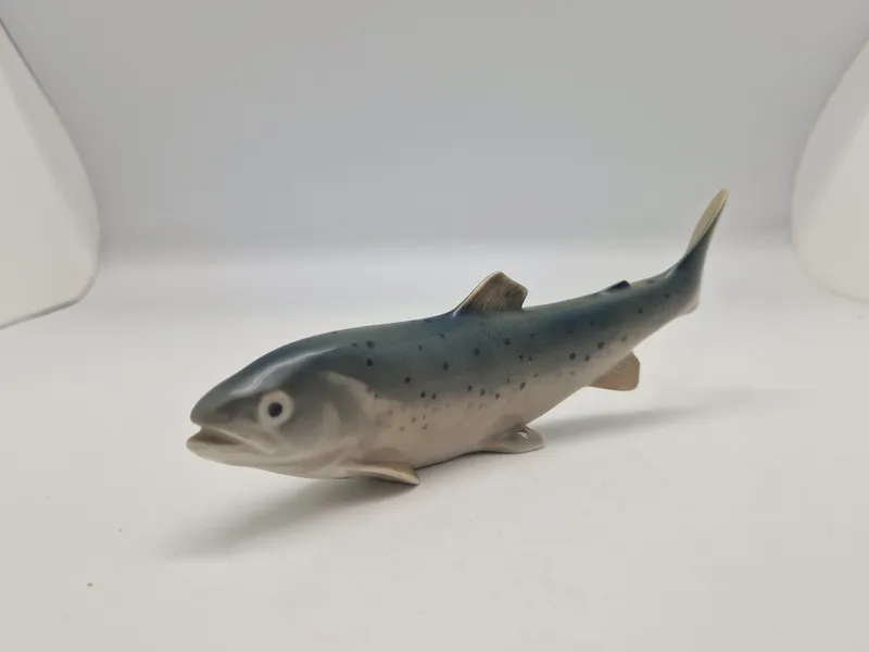 Kgl porcelænsfigur 'Fisk`(nr. 136) fra Royal Copenhagen.