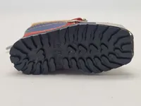 miniature af en skistøvle, der fungerer som en holder til en æske tændstikker og en lille ishakke.