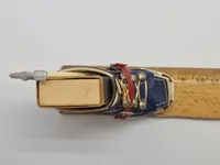 miniature af en skistøvle, der fungerer som en holder til en æske tændstikker og en lille ishakke.