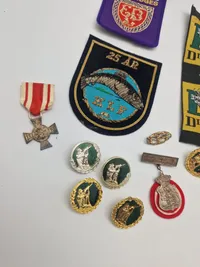 Samling patches, pins og mærker, mest jagtrelateret