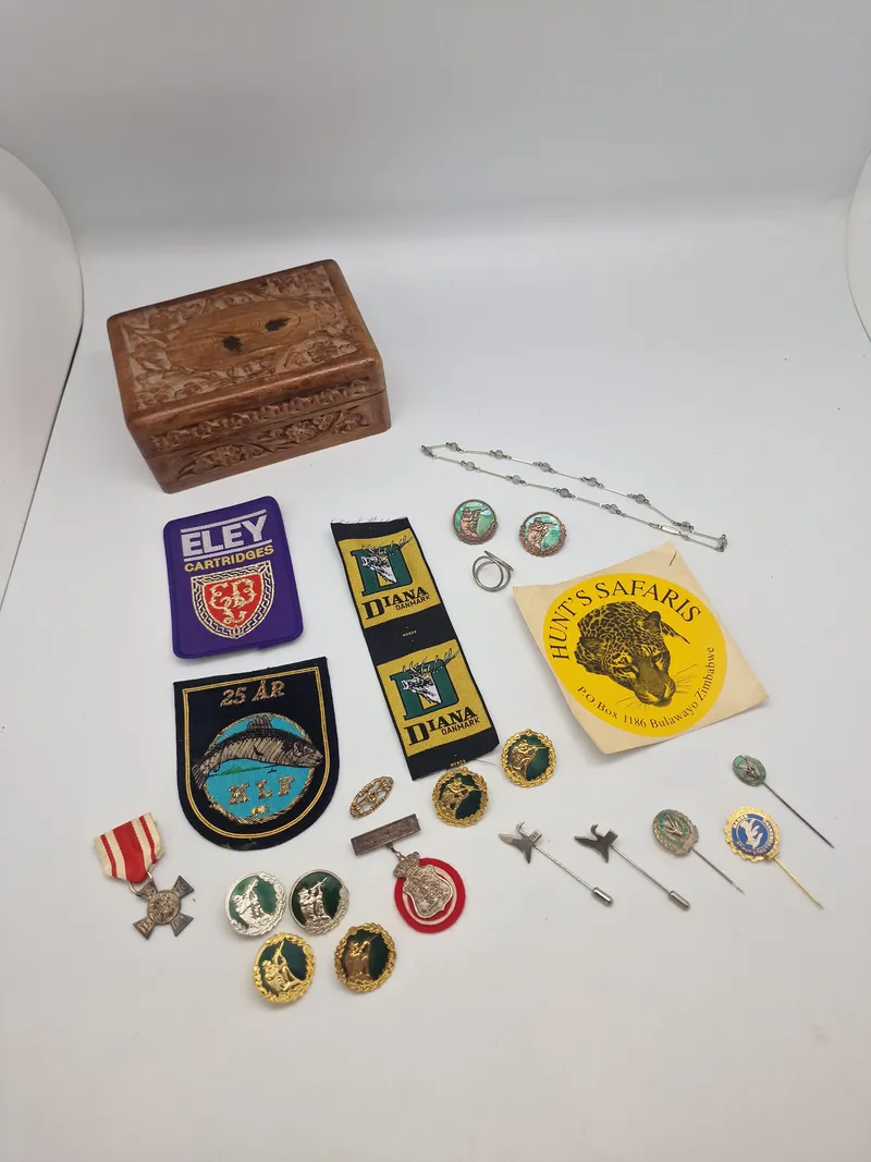 Samling patches, pins og mærker, mest jagtrelateret