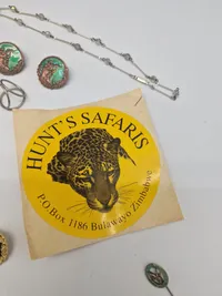 Samling patches, pins og mærker, mest jagtrelateret