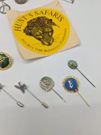 Samling patches, pins og mærker, mest jagtrelateret