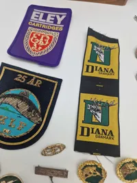 Samling patches, pins og mærker, mest jagtrelateret