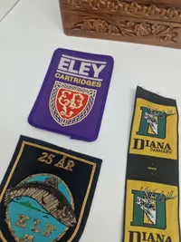 Samling patches, pins og mærker, mest jagtrelateret