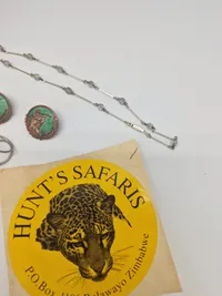 Samling patches, pins og mærker, mest jagtrelateret