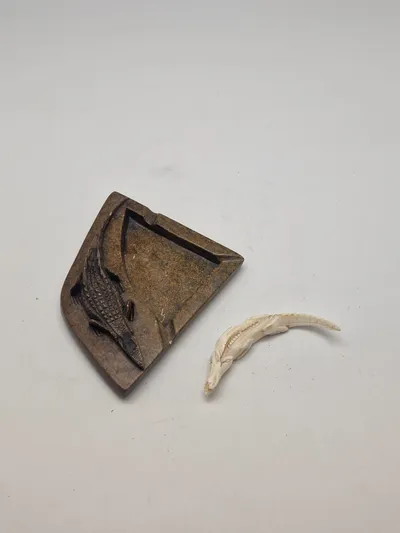 Askebæger med krokodille, samt krokodille skåret ud i ben