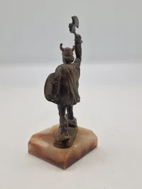 Figur med kæmpende viking