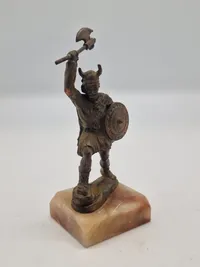 Figur med kæmpende viking