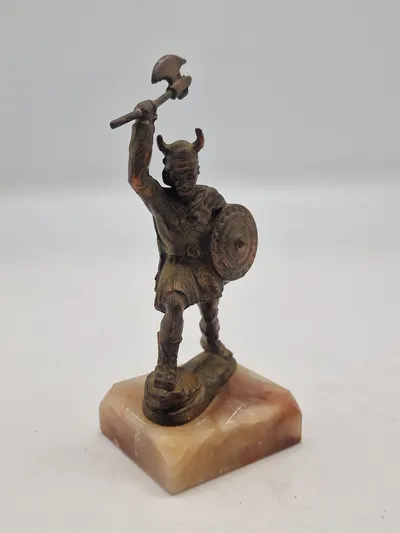 Figur med kæmpende viking
